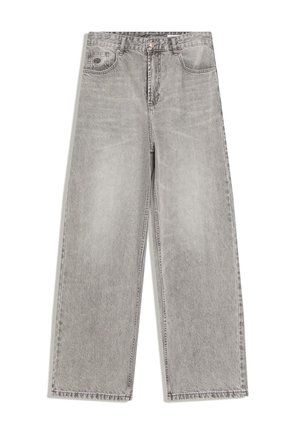 Szürke, bő szárú farmer magas derékkal, elöl gombos, övbújtatókkal és két elülső zsebbel, fehér háttéren.