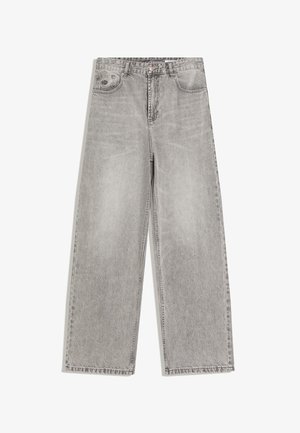 Szürke, bő szárú farmer magas derékkal, elöl gombos, övbújtatókkal és két elülső zsebbel, fehér háttéren.