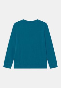 Camisa de manga larga color azul verdoso con cuello redondo, puños acanalados y una textura de tela suave. Espalda lisa sin diseño ni adornos visibles.