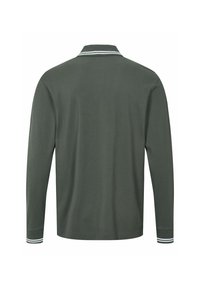 Polo à manches longues vert foncé avec des accents à double rayure blanche sur le col et les poignets, vu de dos.