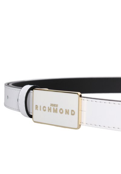 Ceinture en cuir blanc avec une boucle rectangulaire bordée d'or embossée de "John Richmond" en lettres dorées.