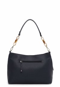 Czarna torebka ze skóry z ziarnistą fakturą, z pojedynczą górną rączką, ozdobiona dekoracyjnym łańcuszkiem i z przednią kieszenią na suwak.