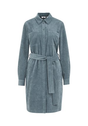 Abito chemisier in corduroy blu con colletto, maniche lunghe, due tasche sul petto, chiusura frontale con bottoni e una cintura coordinata in vita.