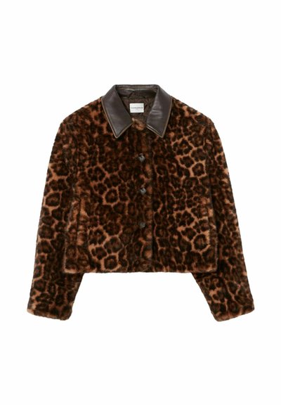 Giacca corta a stampa leopardata con esterno in finta pelliccia marrone e colletto in pelle scura. Presenta chiusura a bottoni e una texture morbida.