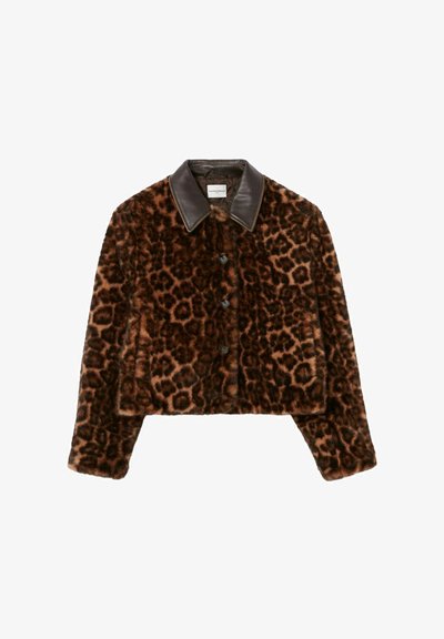 Veste cropped à imprimé léopard avec un extérieur en fausse fourrure marron et un col en cuir noir. Dispose d'une fermeture à boutons et d'une texture douce.