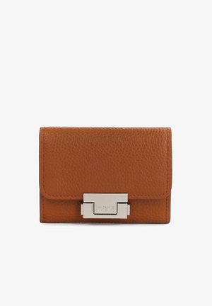 Brun læderpung med tekstureret finish, rektangulær form, lås i sølvtone og logo-detaljer på forsiden.