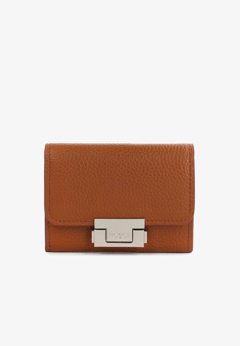 Portefeuille en cuir marron avec une finition texturée, forme rectangulaire, fermeture à fermoir argenté, et logo en détail sur le devant.