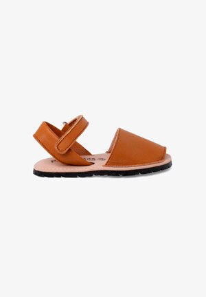 Braune Leder-Sandale mit breitem Zehenriemen, verstellbarem Knöchelriemen und Gummisohle. Sie zeichnet sich durch ein minimalistisches Design und genähte Akzente aus.