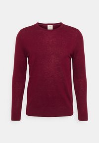Pull-over long des manches de couleur bordeaux en tricot léger ; présente un col rond et des poignets et un ourlet côtelés avec une texture subtile.