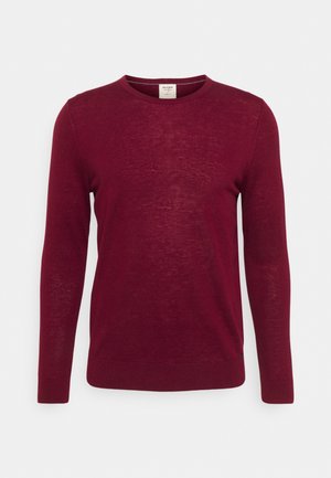 Burgundska dukserica dugih rukava izrađena od laganog pletenog materijala; ima okrugli izrez i rebraste manžete i rub s suptilnom teksturom.