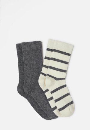 Dos pares de calcetines de media caña: un par gris antracita y otro color crema con rayas gris oscuro.