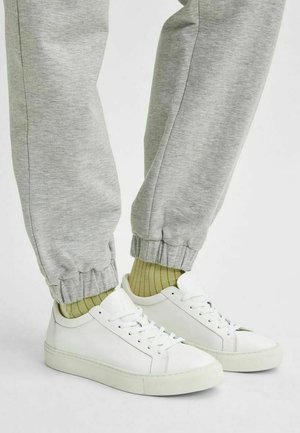Trainers - white