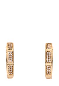 Guld hoops øreringe med tre rektangulære sektioner, hver sat med små runde klare ædelsten.