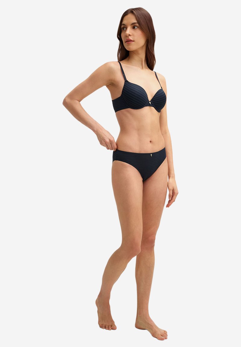 Marineblauw bikini set met geribbelde textuur. De top heeft een diep uitgesneden halslijn en verstelbare bandjes; de broek heeft een eenvoudige snit.