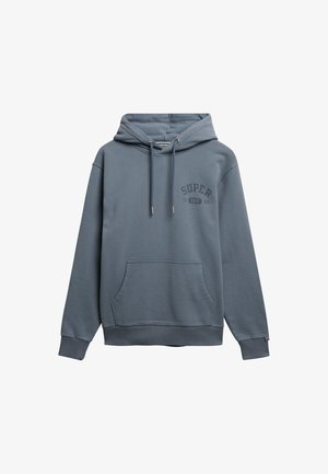 Sudadera con capucha azul de tela suave, que incluye un bolsillo frontal, capucha con cordón y un estampado de logo en el pecho. Puños y dobladillo acanalados.