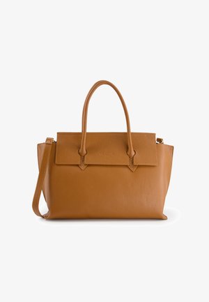 Sac à main en cuir tan avec deux poignées supérieures et une bandoulière amovible. Présente un design structuré et une fermeture à rabat à l'avant.