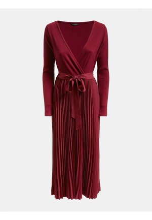 Czerwona sukienka kopertowa z długim rękawem, plisowaną spódnicą i pasującym paskiem z tkaniny zawiązanym w talii, prezentowana na jednolitym tle.