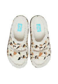 Chaussons doublés en fausse fourrure avec une base crème recouverte d'un motif de chat. Présente un accent de visage de chat mignon et un design à double bande.