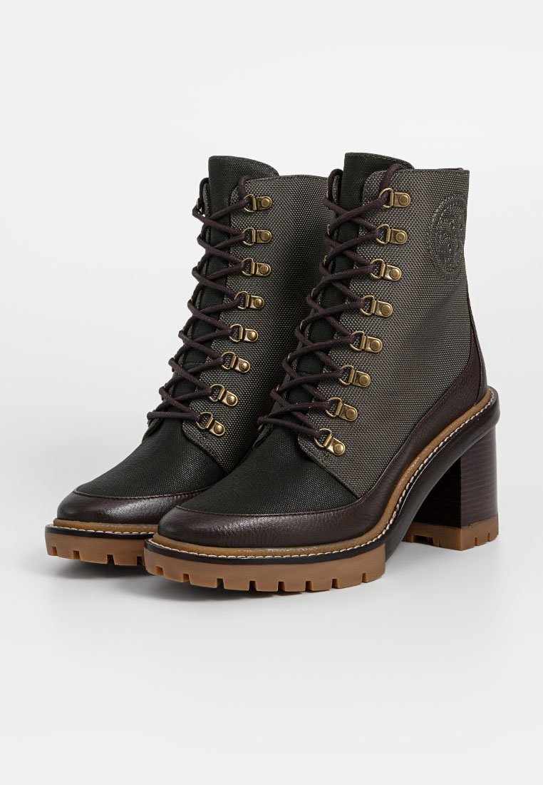 Ciemnozielone i brązowe skórzane za kostkę buty wiązane, z masywnymi wysokimi obcasami i wytrzymałymi, tanimi gumowymi podeszwami.