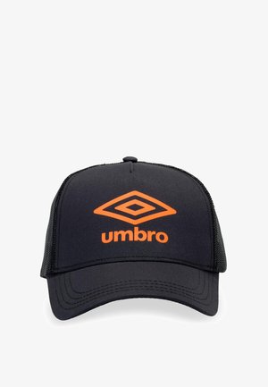 Casquette noire à visière incurvée, avec un logo Umbro orange sur le devant et des côtés en mesh pour la ventilation. Conception structurée et ajustement réglable.