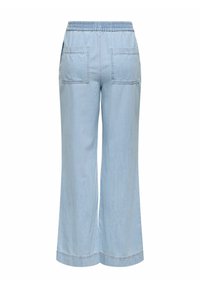 Jeans de pierna ancha de color azul claro con cintura elástica, que cuentan con dos bolsillos traseros y una textura de denim suave.