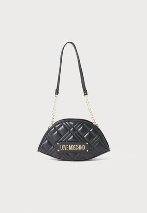 Sort kviltet halvmåne håndtaske med guld kædestropper og "LOVE MOSCHINO" logo plade på fronten.