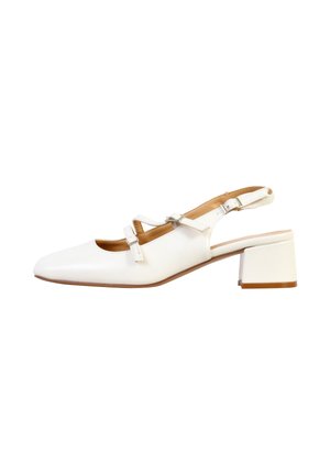 Chaussure à bride arrière en cuir blanc avec deux sangles à boucle, bout pointu et talon carré, vue de profil droit sur fond blanc.