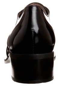 Sorte lædersko med en poleret finish, rund tå og en robust sort hæl, der viser et strømlinet design og minimal syning.