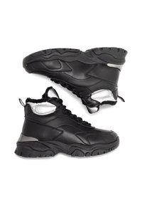 Mustad nahast kõrge pahkluu tossud tekstuuriga musta tallaga, peegeldavate hõbedaste detailidega ja karvase vooderdusega krael. Paks kummist tallakate.