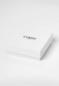 Weißes rechteckiges Geschenkbox mit glatter Oberfläche, auf der Oberseite in der Mitte steht in schwarzer Schrift "CHRIST seit 1863".