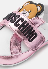 MOSCHINO UNISEX - První boty - white/pink/black