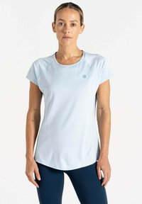 Top atlético azul claro, de mangas cortas, con cuello redondo, de textura suave, que presenta un pequeño logo en el lado izquierdo del pecho.