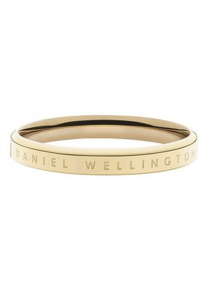 Guldtonet armbånd med et slankt, poleret design og indgraveret tekst "DANIEL WELLINGTON" langs den ydre kant.