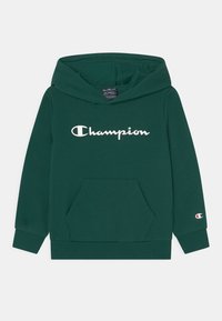 Sudadera con capucha de color verde oscuro, con bolsillo tipo canguro en la parte delantera y logo blanco de "Champion" en el pecho y pequeño logo en la manga izquierda.
