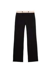 Zwarte wijde broek met een crèmekleurige tailleband, voorzien van twee zwarte knopen aan de voorkant en een gladde, lichte textuur.