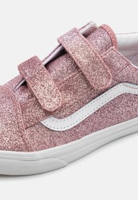 Rózsaszín csillogós sneaker dupla tépőzáras pántokkal és fehér kiegészítőkkel, textúrázott felsőrésszel és gumitalppal.