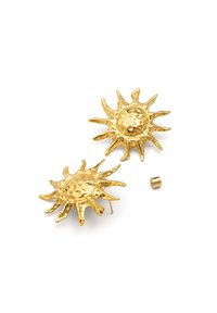 Orecchini d'oro a forma di sole con superficie testurizzata e punte sporgenti, accompagnati da un piccolo pezzo connettore in oro.