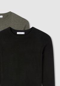 Dwie swetry z okrągłym dekoltem: jeden oliwkowozielony, a drugi czarny. Oba wykonane są z miękkiego materiału z prążkowanymi detalami przy dekolcie.