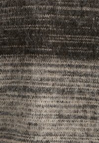 Wolltextil mit abwechselnden dunkelbraunen und beigen Streifen, das eine weiche, flauschige Textur und sichtbare Faser details aufweist.