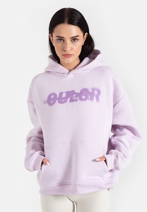 Jasnofioletowy sweatshirt z kapturem, wykonany z miękkiego materiału, z przednią kieszenią oraz rozmytym graficznym nadrukiem na klatce piersiowej.