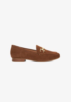 Braune Wildleder-Loafer mit einem niedrigen Absatz und einer goldenen Schnallenverzierung an der Vorderseite; das Design verfügt über eine abgerundete Spitze und gestickte Akzente.