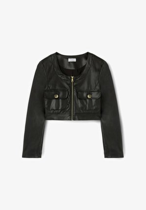 Schwarze kurze Lederjacke mit Rundkragen, Frontreißverschluss und zwei Klappentaschen. Verfügt über goldfarbene Beschläge und eine glatte Textur.