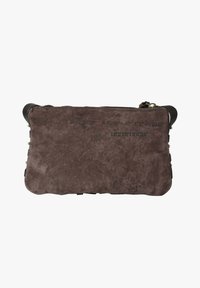 Borsa clutch in camoscio marrone con chiusura a cerniera; presenta coordinate stampate nere e dettagli in ottone sui lati.