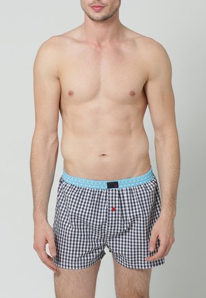 Die Boxershorts verfügen über ein navyblaues und weißes Gingham-Muster, einen hellblauen elastischen Bund und ein kleines rotes Knopfdetail vorne.