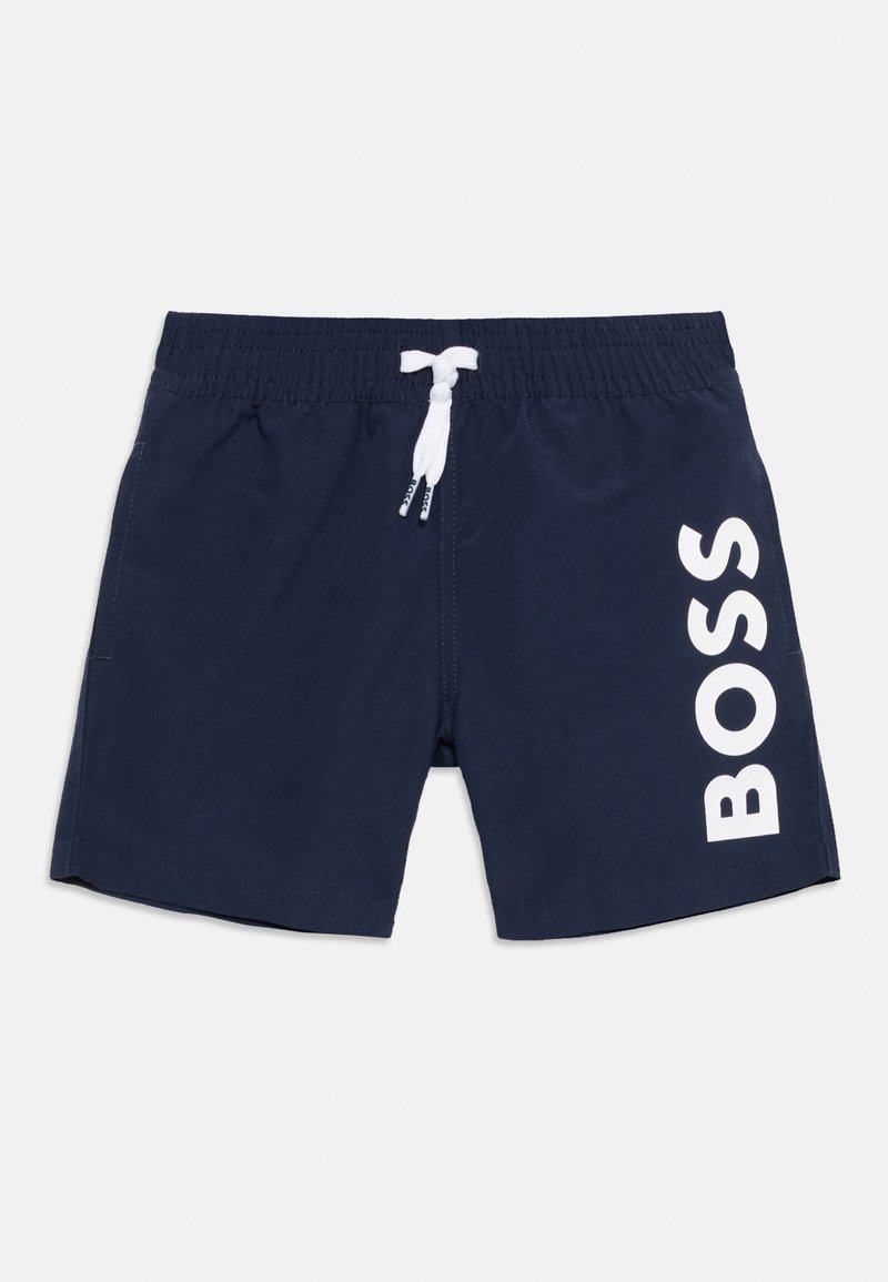 Shorts de bain bleu marine avec cordon blanc et grand logo blanc "BOSS" sur la jambe droite.