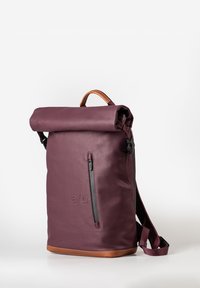 Zaino a roll-top in un profondo color bordeaux con un esterno liscio e impermeabile, dotato di una tasca laterale con zip e dettagli in pelle marrone.