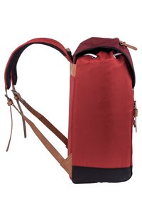Roter Stoffrucksack mit braunen Lederelementen, verstellbaren Trägern und einem Kordelzugverschluss. Strukturierte Oberfläche mit einem soliden schwarzen Boden.