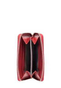 Portafoglio in pelle rossa con zip argentata, dotato di due scomparti, interno liscio e tasche a forma triangolare per le carte.
