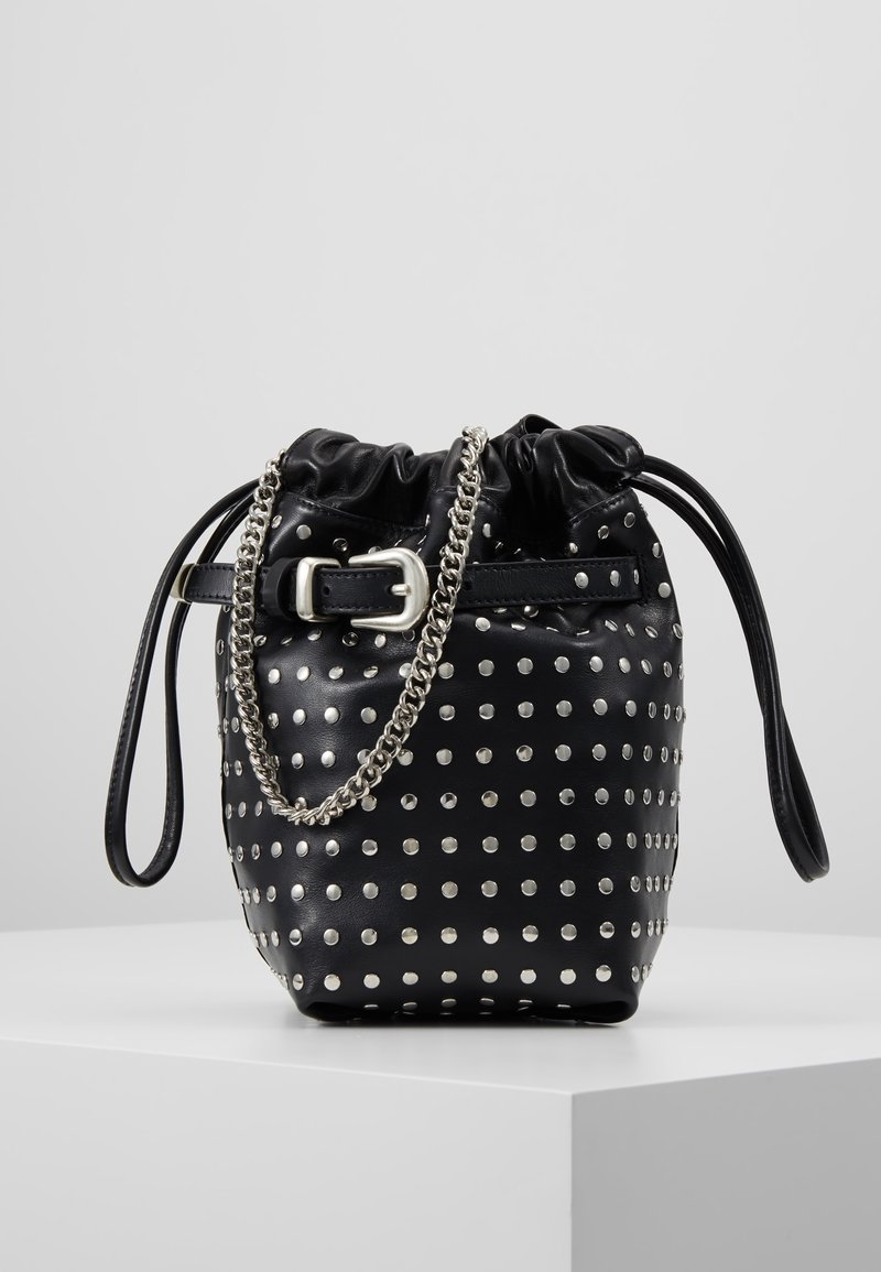 Svart läderbucketväska med silverdetaljer, snörning upptill och en kedjestropp. Har en bälte-liknande accent och en jämn textur.