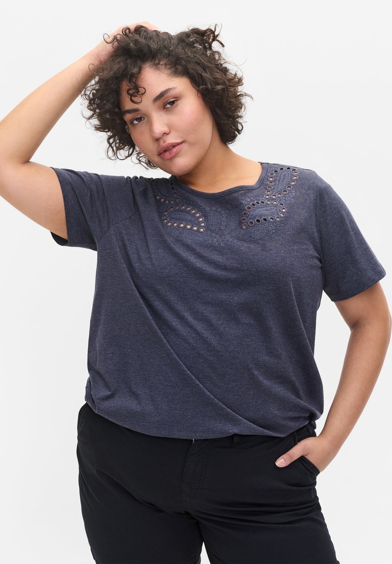 Damen T-Shirts | Zizzi SHORT SLEEVED WITH BRODERIE ANGLAISE T-Shirt print night sky mel./dunkelblau - NR15610 Damen T-Shirts | Zizzi SHORT SLEEVED WITH BRODERIE ANGLAISE T-Shirt print night sky mel./dunkelblau - NR15610